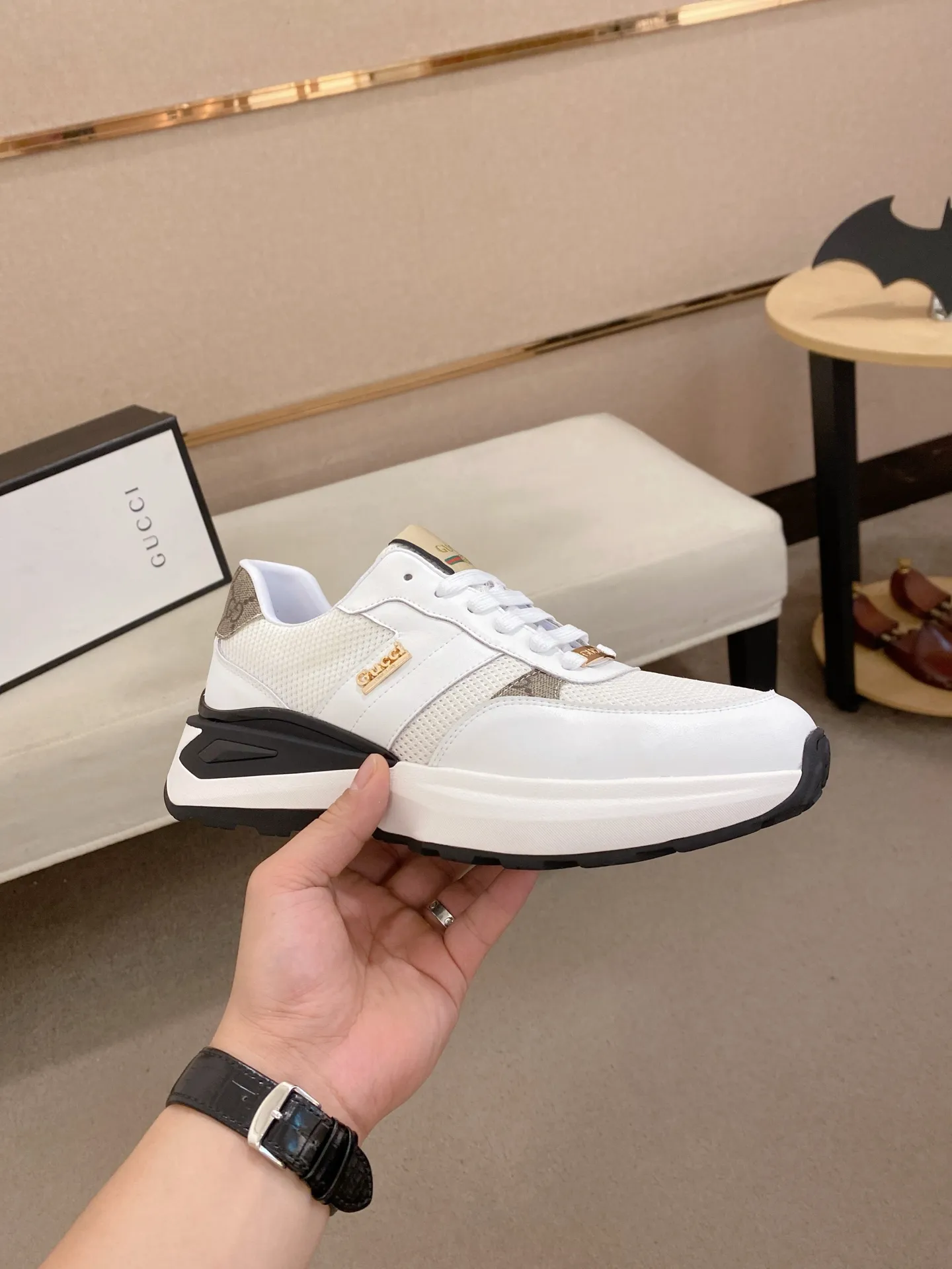 Men's shoes 💰 462💰The new GUCCI (Gucci) counters are launched simultaneously. The new men's shoes, 😘fabrics are selected from imported cowhide, and the lining is sheepskin lining. 👍🏿 High-end ☄️ air-cushion molded anti-slip rubber outsole, exquisite lines, simple and elegant, comfortable and high-end for leisure travel. Code number: 38 to 44 (45 can be customized and cannot be returned or exchanged)